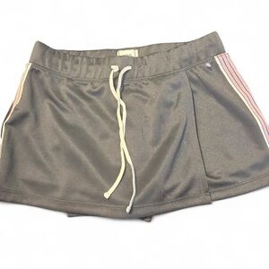 Women’s NWOT Med BDG Gray Athletic Skirt with Built-in Shorts with Pink Accents